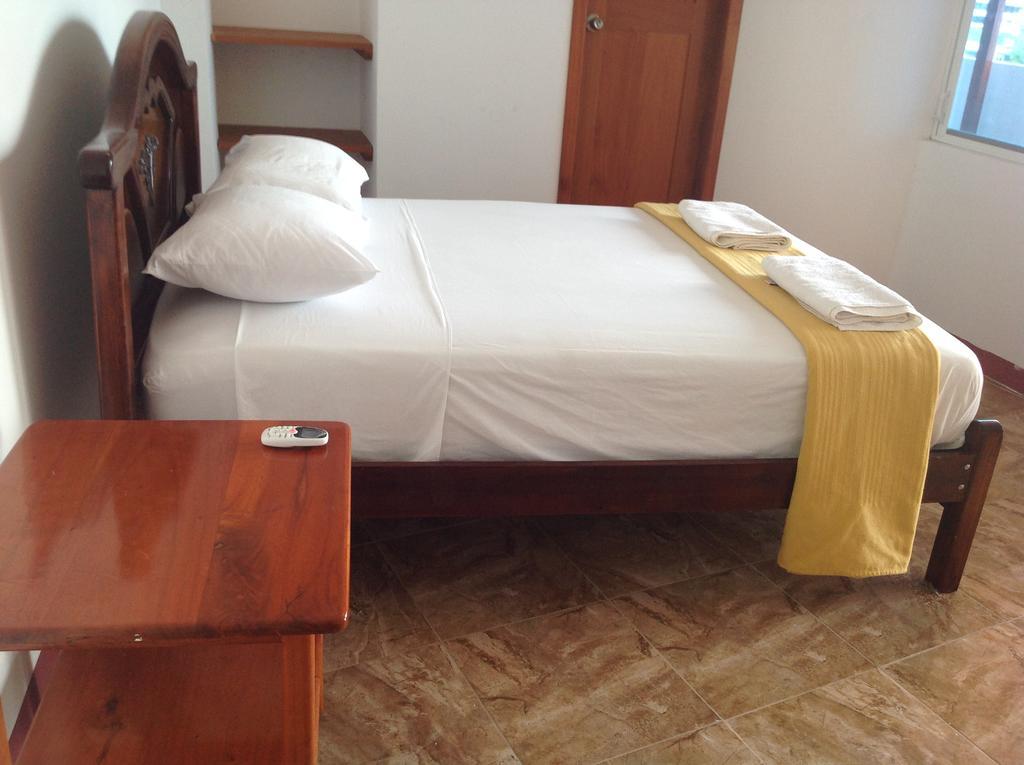Gloria - Galapagos Inn Puerto Ayora  Exteriör bild