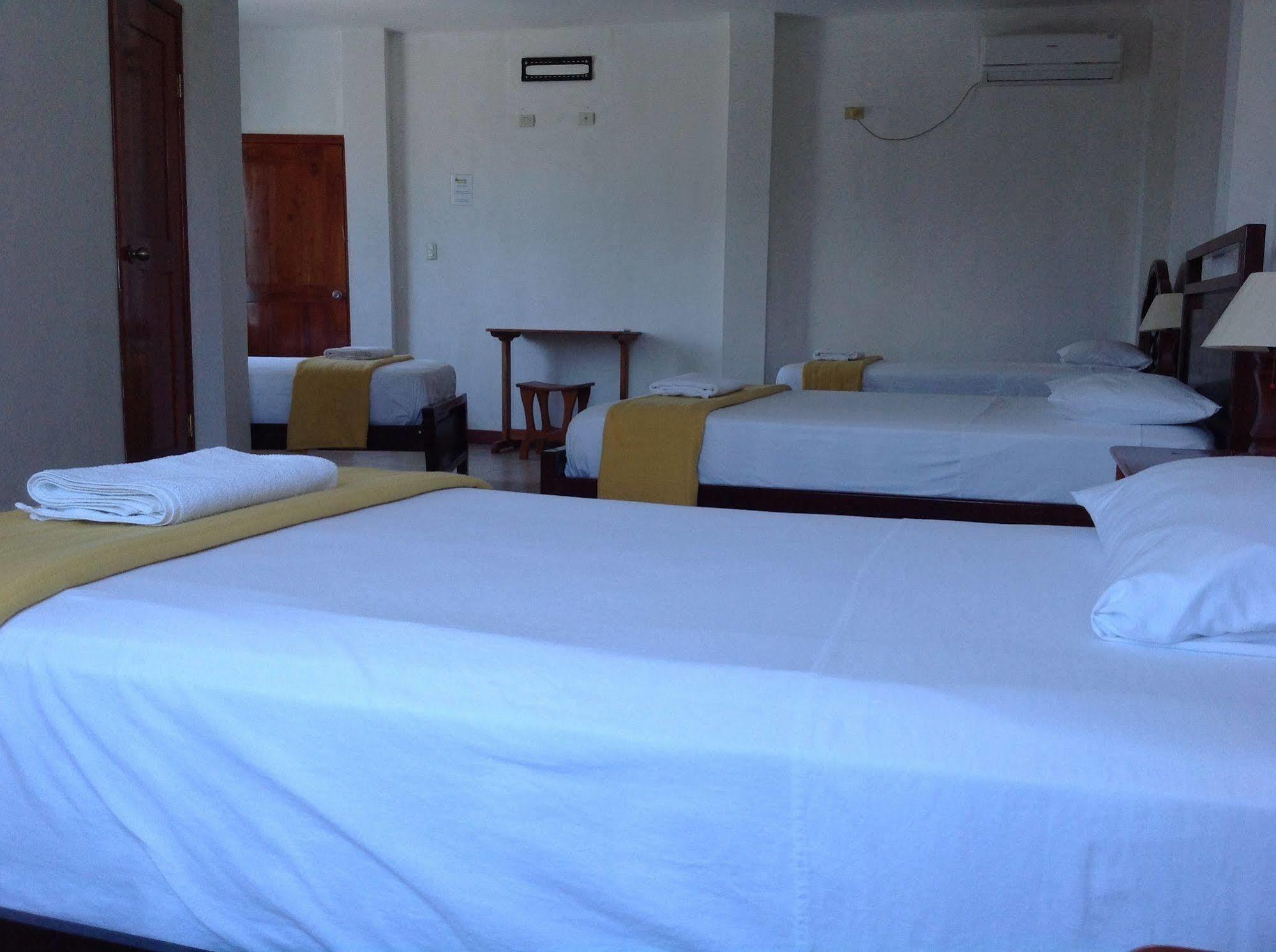 Gloria - Galapagos Inn Puerto Ayora  Exteriör bild