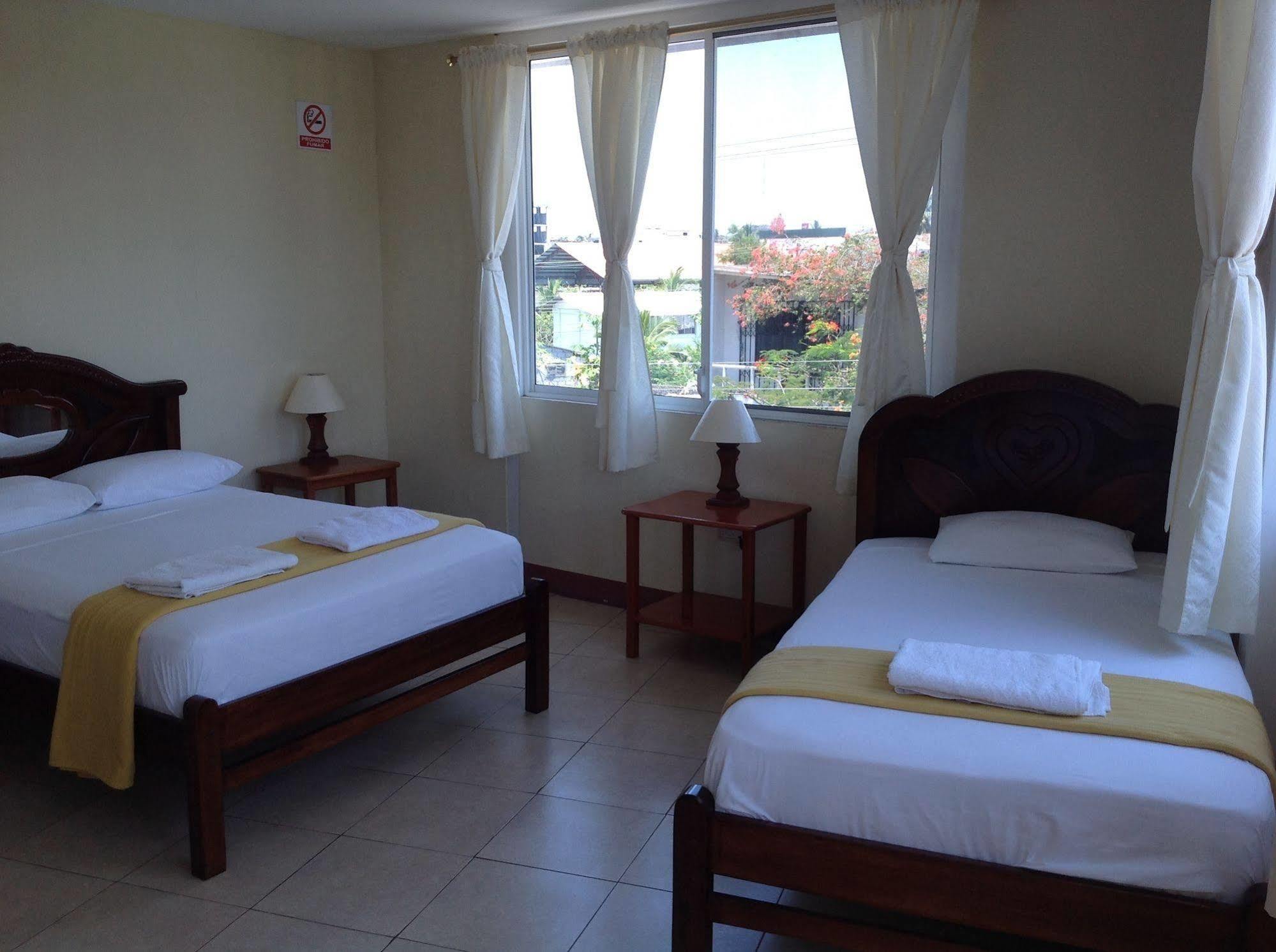 Gloria - Galapagos Inn Puerto Ayora  Exteriör bild