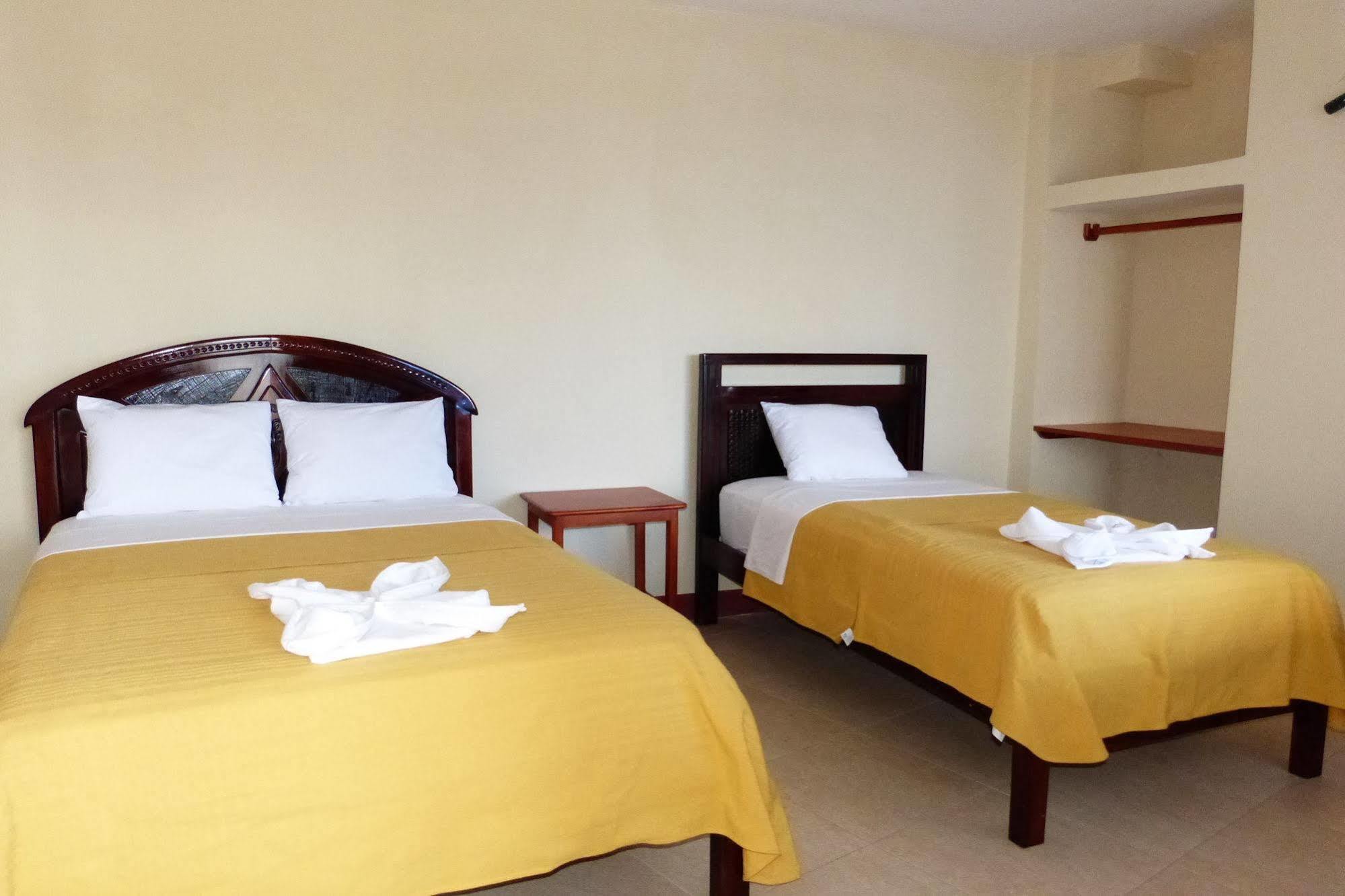 Gloria - Galapagos Inn Puerto Ayora  Exteriör bild